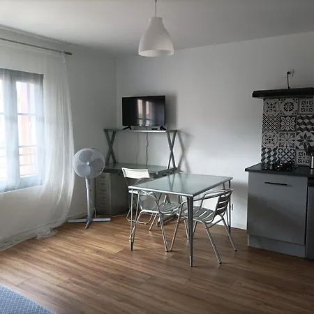 Vue Chateau 100m Etang, Et Halles